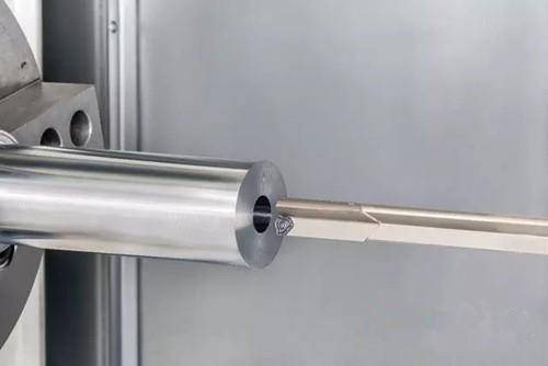 深孔加工利器 淺談深孔槍鉆技術(shù)的原理、優(yōu)勢(shì)與應(yīng)用